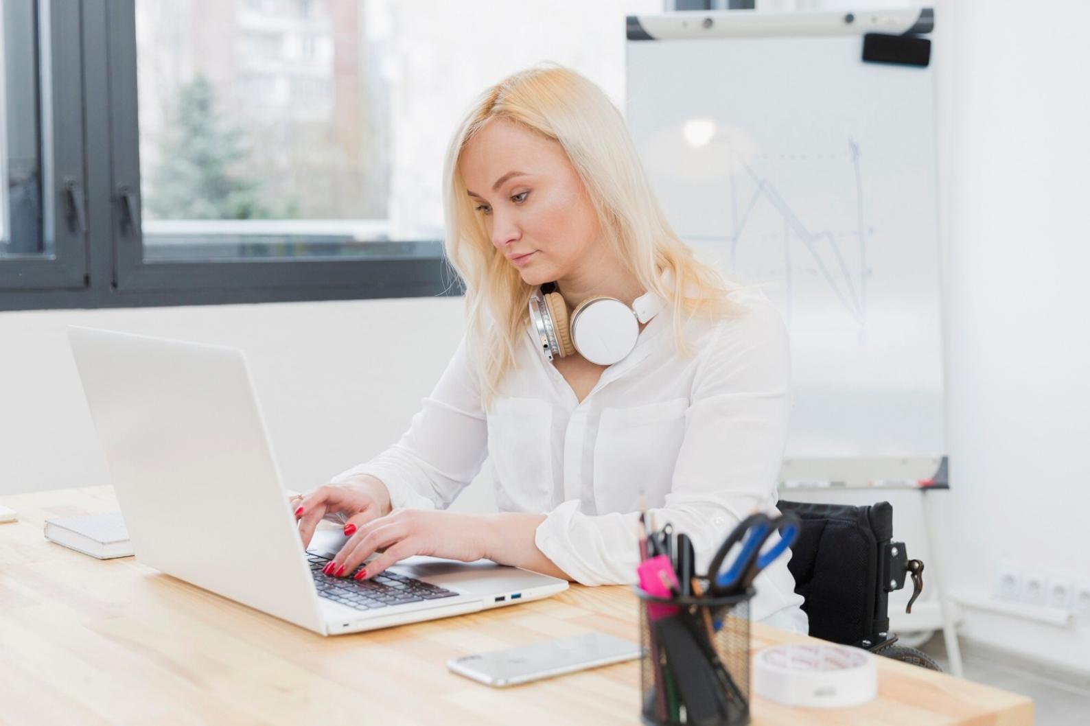 Analyse financière en contexte professionnel lors d'une session de travail collaborative
