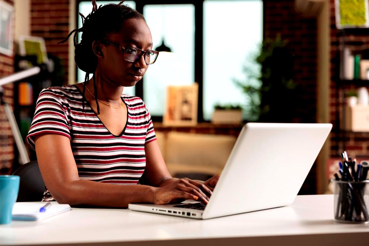 Analyse de documents financiers sur table de travail