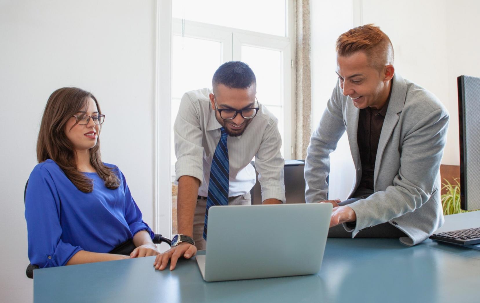 Espace de travail collaboratif avec plusieurs participants échangeant autour d'un projet